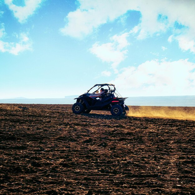 casco sentado en quad atv en las montañas