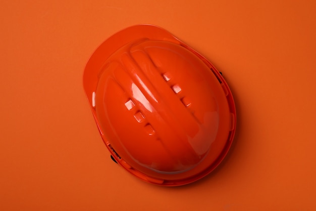 Casco sobre fondo naranja, vista superior