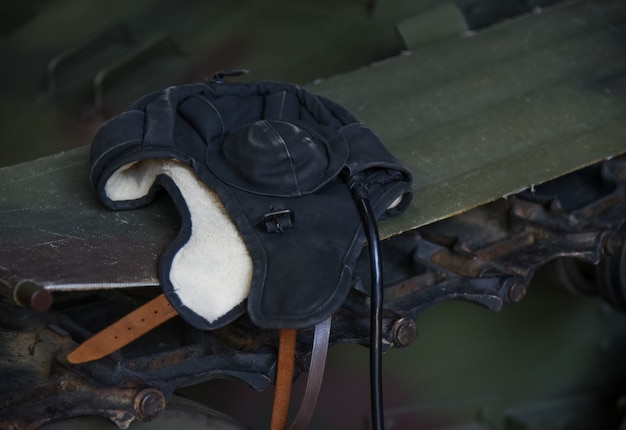 Casco en un viejo tanque soviético en un hangar militar.