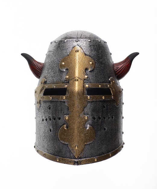 Casco vikingo con cuernos aislado sobre fondo blanco.