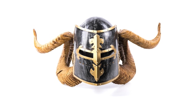 Casco vikingo con cuernos aislado sobre fondo blanco.