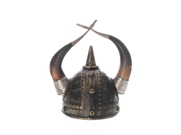 Casco vikingo con cuernos aislado sobre fondo blanco.