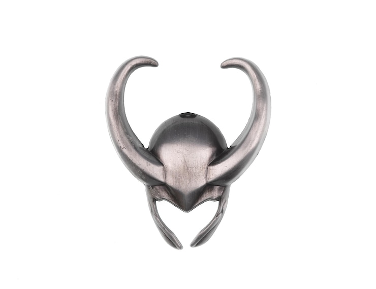 Foto un casco vikingo plateado con una cara en forma de corazón.