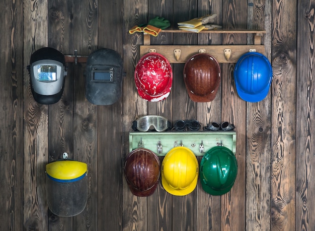 cascos de construcción en una percha de madera