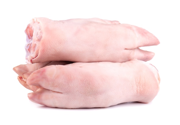 Cascos de porco crus isolados em pernas de porco frescas de fundo branco