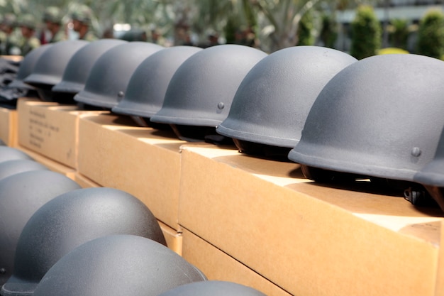 Cascos militares de color negro se preparan para dar a los soldados