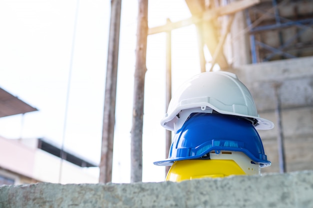 cascos de seguridad en obra