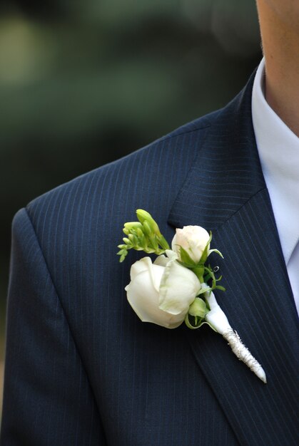 Caseado de casamento com rosa na suíte do homem