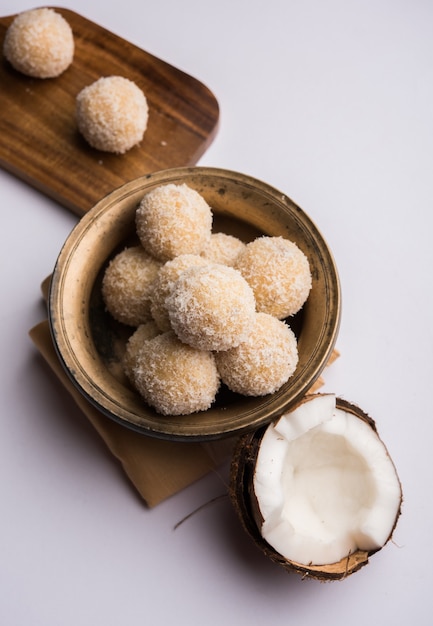 Foto caseiro coconut sweet laddoo ou nariyal laddu feito com leite condensado e açúcar, comida de festival popular. servido sobre fundo temperamental, foco seletivo