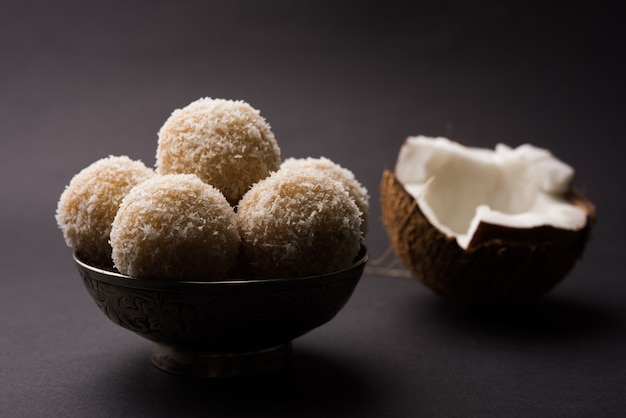 Caseiro Coconut Sweet Laddoo OU Nariyal Laddu feito com Leite Condensado e Açúcar, comida de Festival Popular. Servido sobre fundo temperamental, foco seletivo