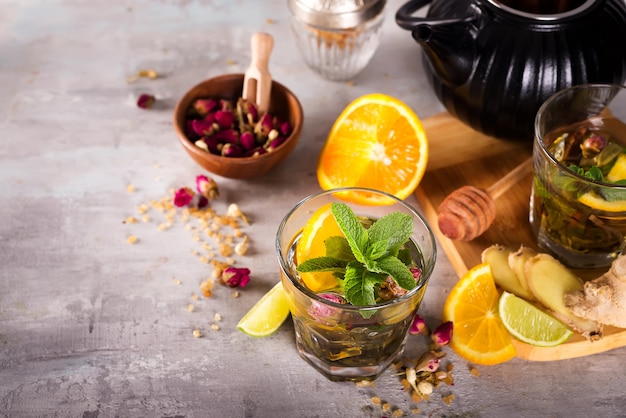 Caseiro com sabor de chá gelado laranja em fundo de pedra