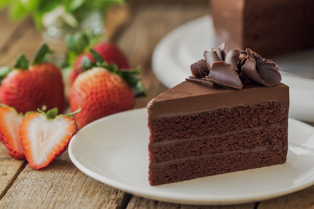 Foto caseiro delicioso chocolate fudge bolo decorado com chocolate curl corte para o triângulo shap