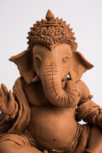 Caseiro e ecológico ganesh ou ganpati ídolo ou murti, feito em casa. foco seletivo