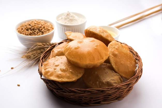 Foto caseiro fried puri ou poori ou pão indiano, foco seletivo