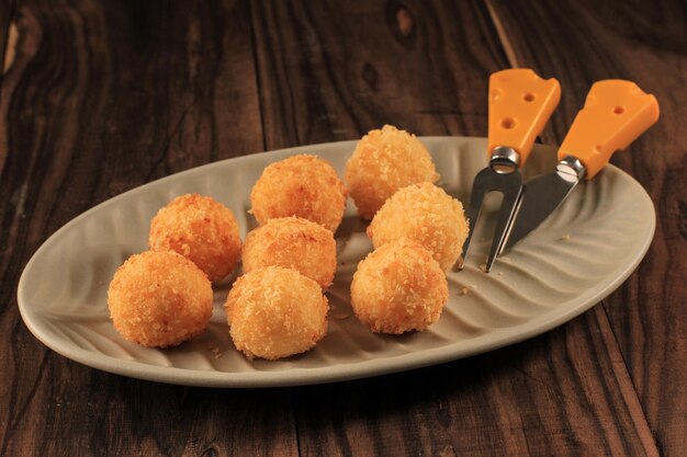 Caseiro frito Risoto Arancini com queijo ou bola de arroz. Feito de arroz com caldo, cobertura com migalhas de pão e frito