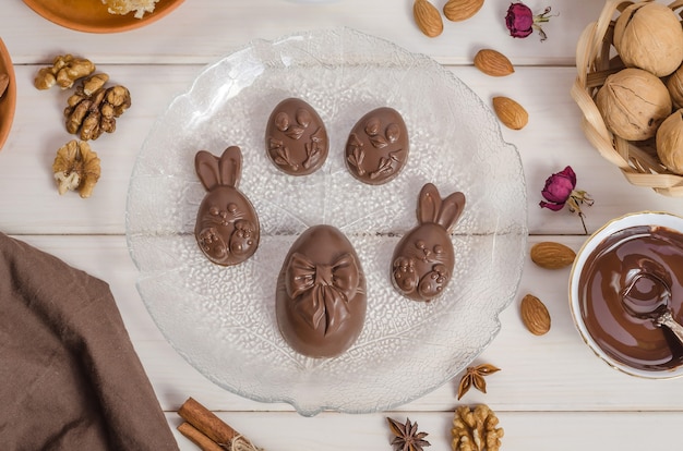 Caseiro ovos de Páscoa de chocolate em forma de coelho e galinha, preparando-se para a Feliz Páscoa.