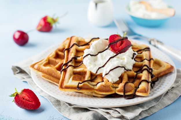 Caseiros quadrados waffles belgas com queijo ricota e morangos