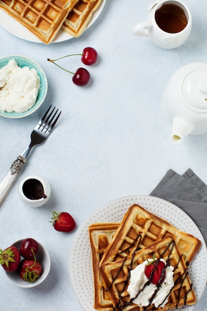 Caseiros quadrados waffles belgas com queijo ricota e morangos