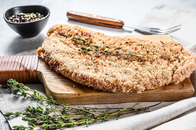 Caseros crudos alemanes Weiner Schnitzel. Fondo gris Vista superior