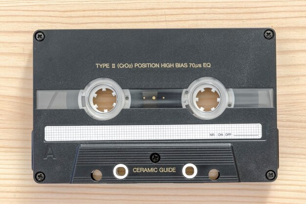 Casete de audio vintage tipo cromo en el fondo de madera clara