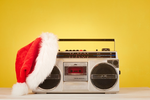 Casete de radio retro con sombrero de navidad