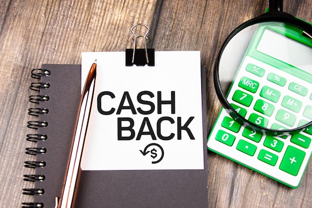 Cashback-Text neben dem Rechner Der Begriff Cashback ist das Konzept der Ansammlung von Cashback