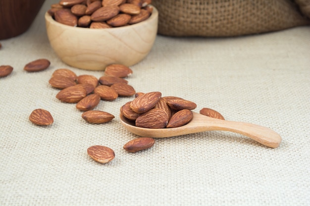 Cashew auf einem Holzlöffel