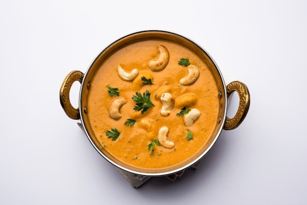 Cashew-Curry oder indisches Kaju-Masala in einer Schüssel oder Pfanne serviert. selektiver Fokus