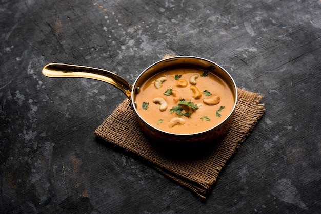 Cashew-Curry oder indisches Kaju-Masala in einer Schüssel oder Pfanne serviert. selektiver Fokus