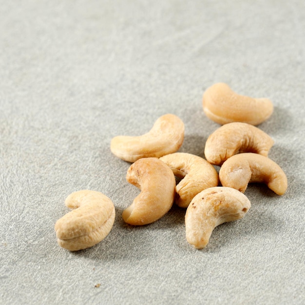 Cashew-Nuss auf Tabellenhintergrund. Kopieren Sie Platz