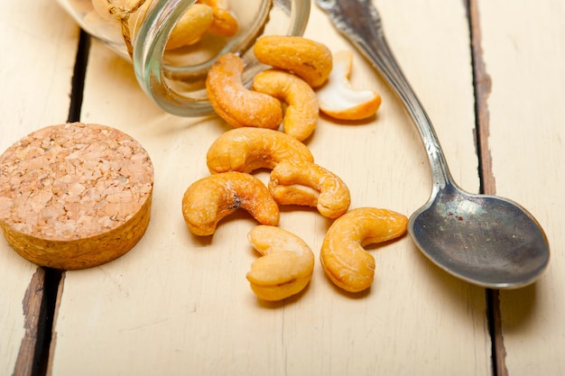 Cashewnüsse auf einem Glasgefäß