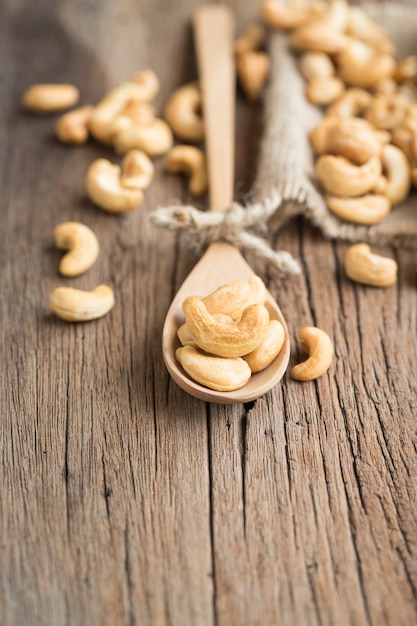 Cashewnüsse auf einem hölzernen Löffel