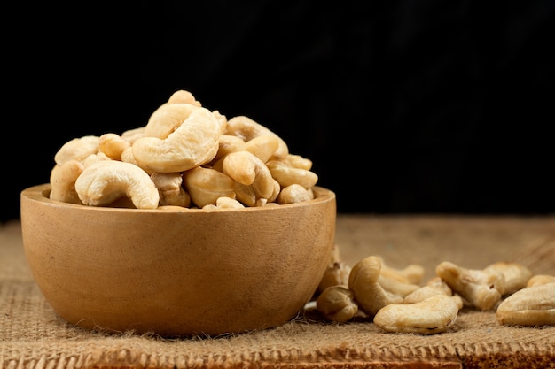 Cashewnüsse auf Holzschale.