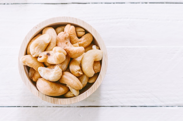 Cashewnüsse auf Holztisch