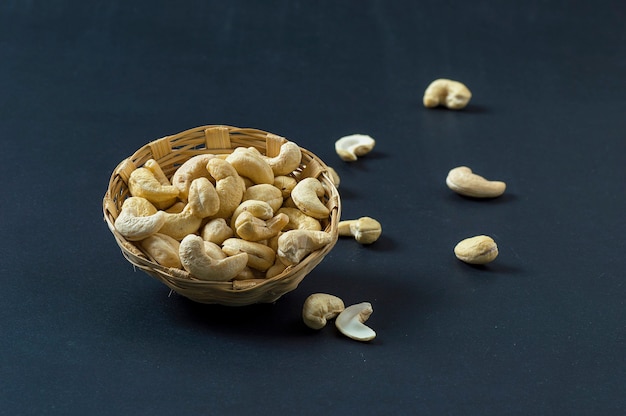 Cashewnüsse im Korb auf Schwarz