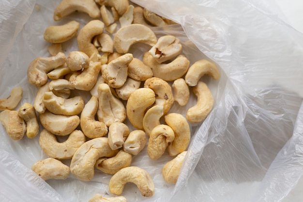 Cashewnüsse in einer Plastiktüte