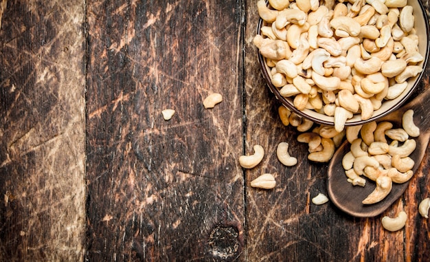 Cashewnüsse in einer Schüssel auf Holztisch.