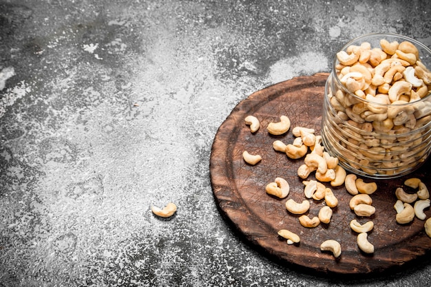 Cashewnüsse in einer schüssel. auf rustikalem hintergrund.