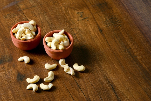 Foto cashewnüsse in schalen auf einem holztisch