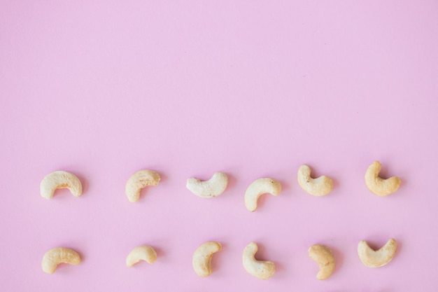 Cashewnüsse isoliert auf rosa Hintergrund