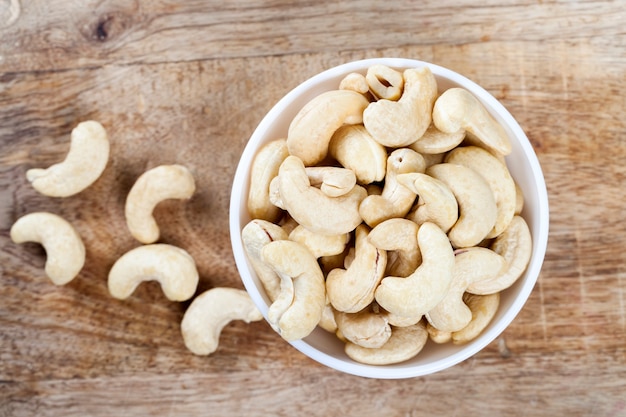 Cashewnüsse stapeln sich in einer Schüssel