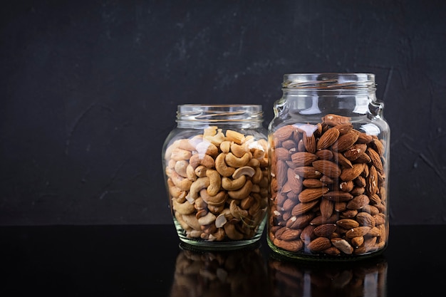 Cashewnüsse und Mandelnüsse im Glas