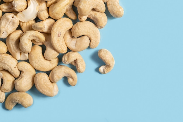 Cashewnüsse vor blauem Hintergrund