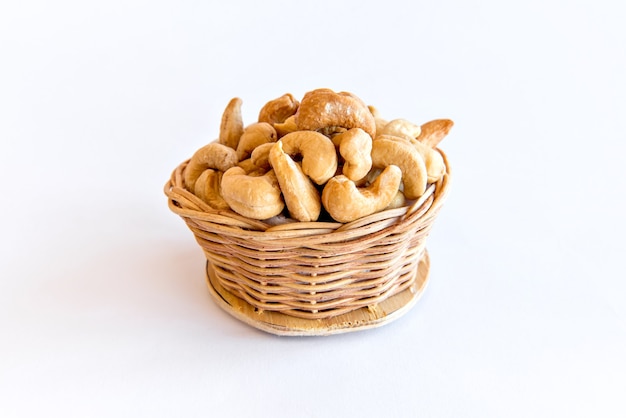 Cashewnuss auf weißem Hintergrund. Gesundes Getreide.