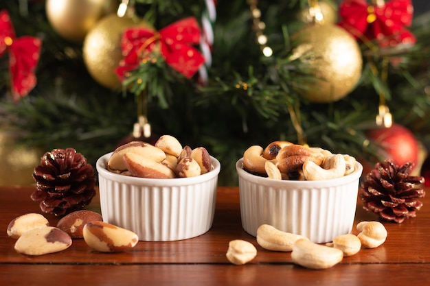 Cashewnuss in einem Topf auf einem Weihnachtshintergrund