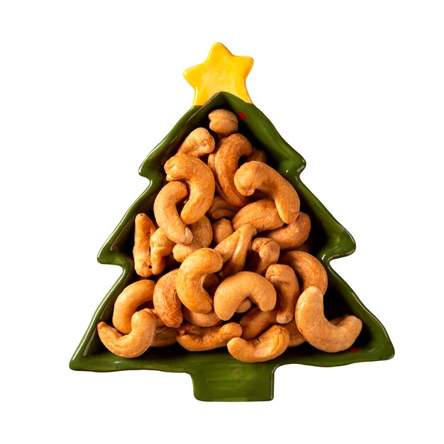 Cashewnuss in einem Weihnachtsbaum-Topf auf einem weißen Hintergrund. Draufsicht.