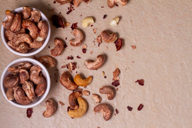 Foto cashews isolados em fundo claro vista superior plana