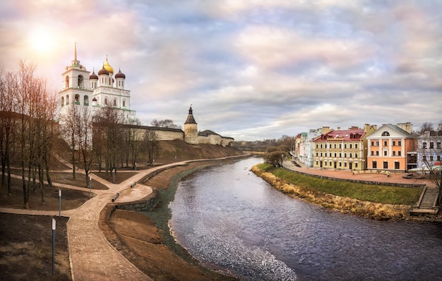 Foto casi un día nublado en la fortaleza de pskov en el río tranquilo