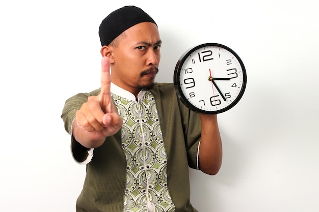 Casi hora del iftar Hombre indonesio hace gestos para detener el reloj