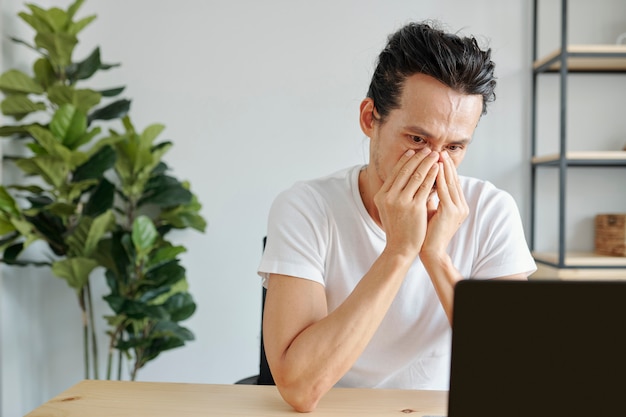 Casi llorando hombre leyendo correo electrónico